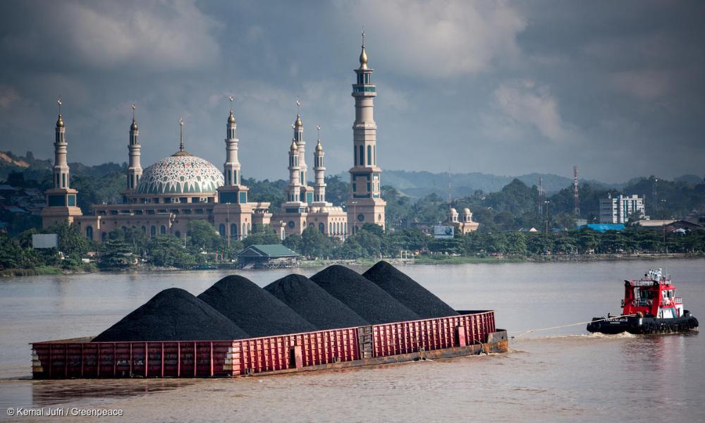 Tongkang arang batu menyusuri Sungai Mahakam di Samarinda, Kalimantan Timur. Kalimantan Timur merupakan kawasan eksport arang batu paling signifikan di Indonesia, dengan 200 juta tan arang batu dieksport pada 2011.